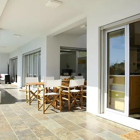 L Villa